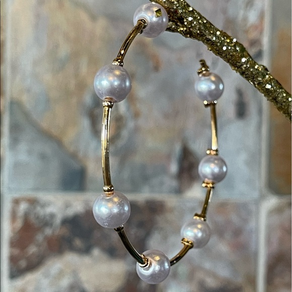 🎁 Pearl Hoop Earrings - Picture 4 of 7